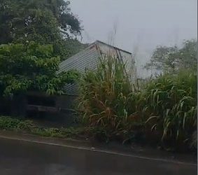 Carreta tomba após tentativa de desvio na SE-170 entre Itabaiana e Campo do Brito