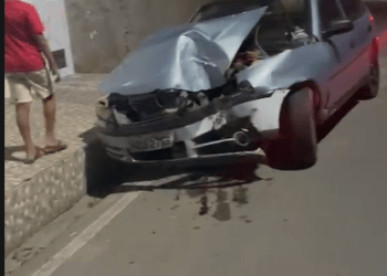 Carro colide com ônibus escolar e motorista abandona veículo em Lagarto