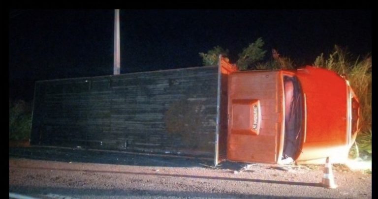 BPRv: caminhão tomba na rodovia que liga Salgado a Lagarto