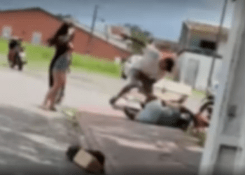 Justiça revoga prisão de acusado de agredir esposa em via pública em Estância