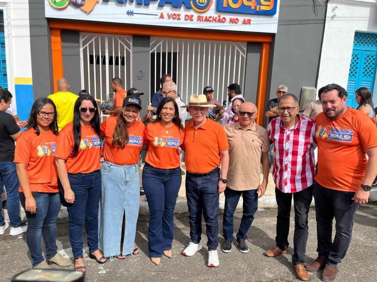 Simone Andrade celebra inauguração da primeira rádio comunitária de Riachão do Dantas