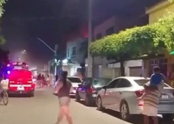 Incêndio de grandes proporções assusta moradores na Barra dos Coqueiros