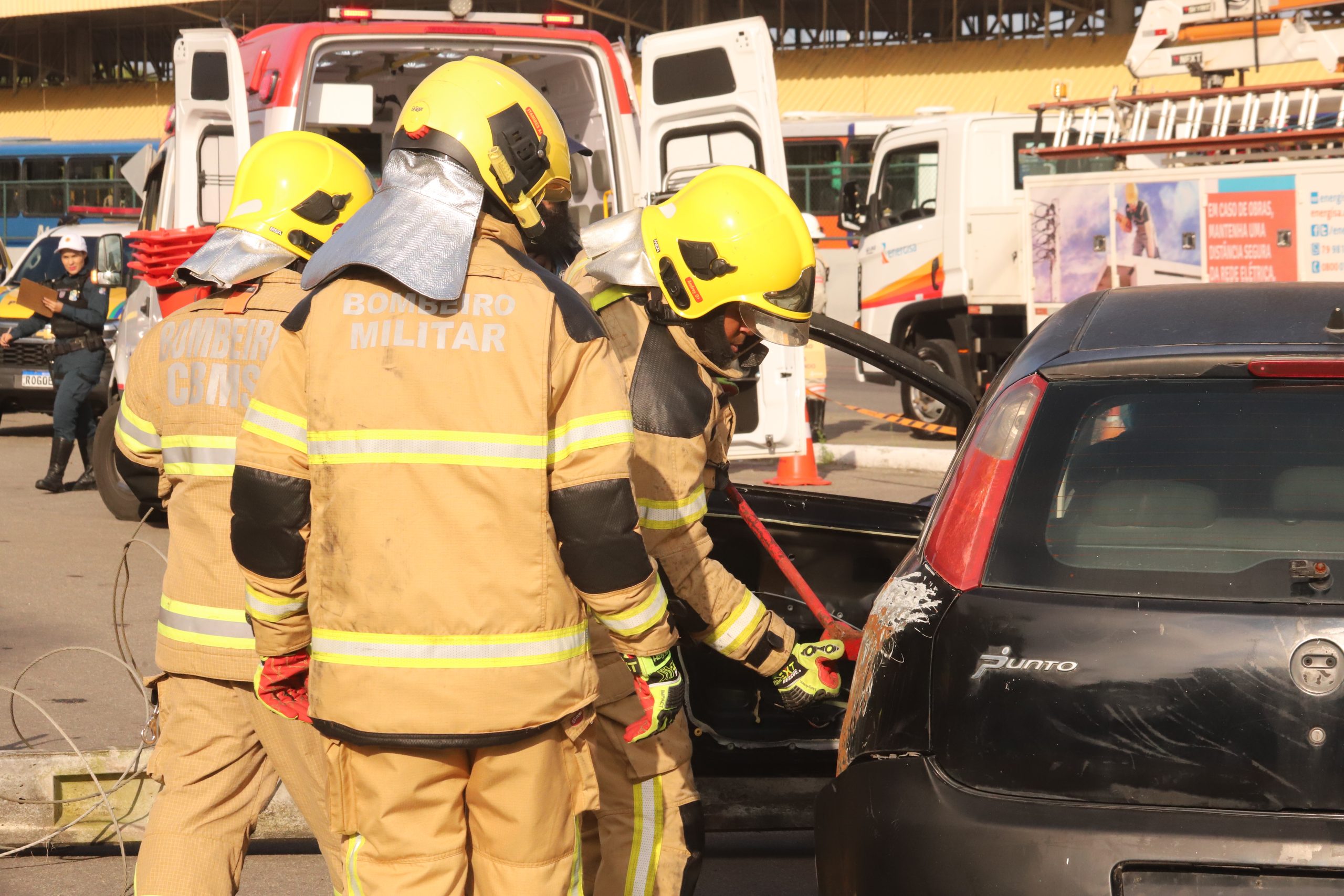 CBM SIMULAÇÃO APH BOMBEIROS RETIRANDO PORTA DE CARRO (2)