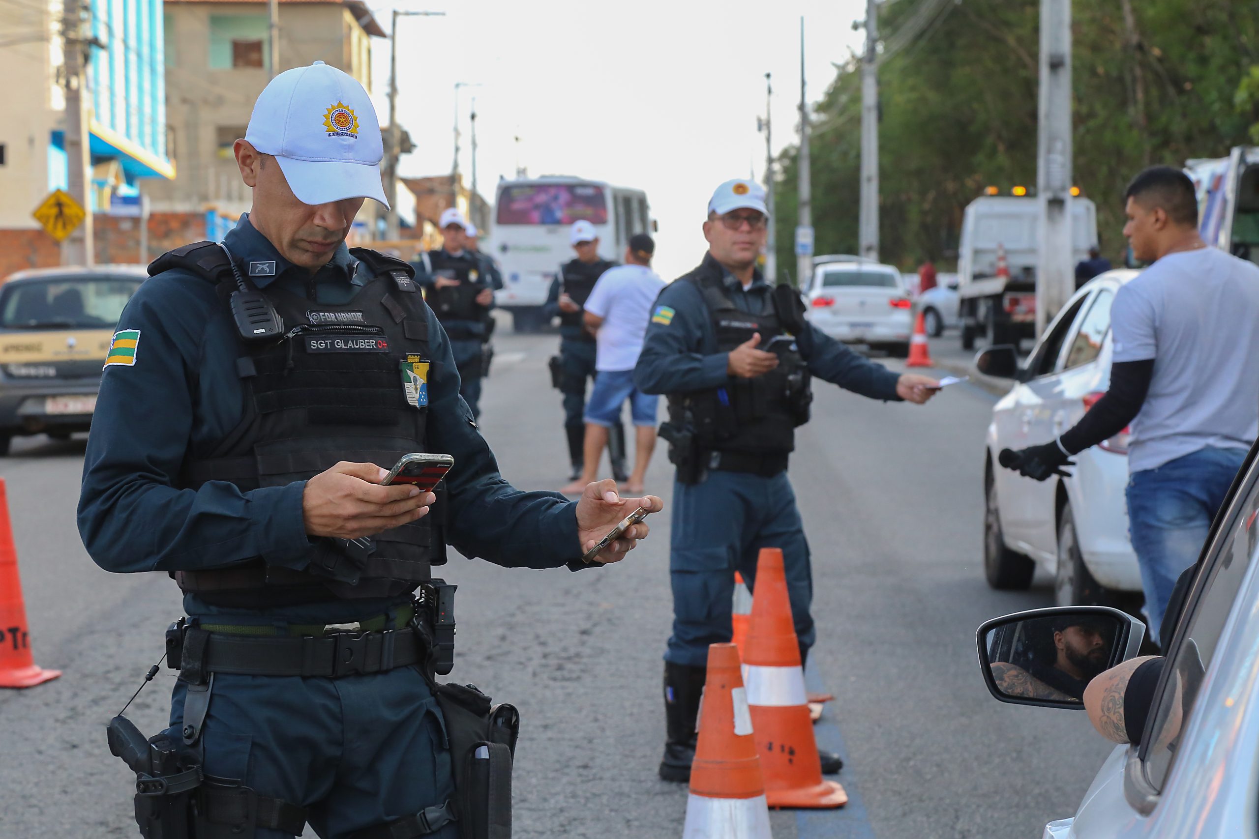 CPTRAN BLITS POLICIAIS ANALISANDO DOCUMENTOS