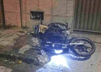 Adolescente em motocicleta foge de abordagem policial e sofre grave acidente em Aracaju