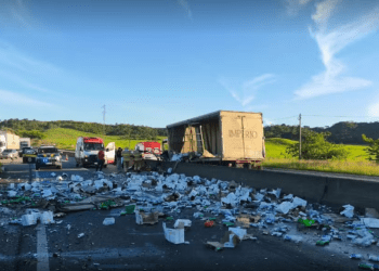 Três homens ficam feridos após caminhão carregado de cerveja bater em mureta na BR-101 em Capela