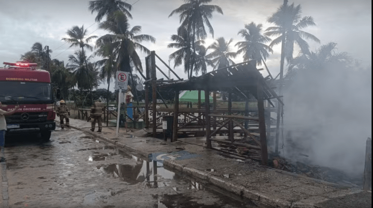 VÍDEO: Bar pega fogo na Praia do Saco em Estância