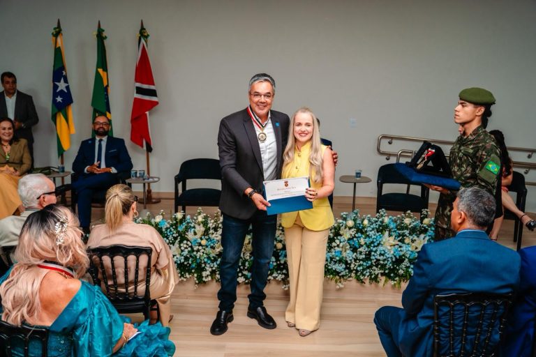 Prefeito Sérgio Reis é homenageado com Medalha Artur Reis no centenário do avô