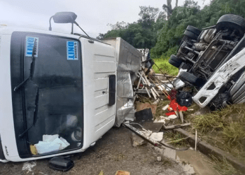 Saída dupla de pista envolvendo caminhões é registrada na BR-101