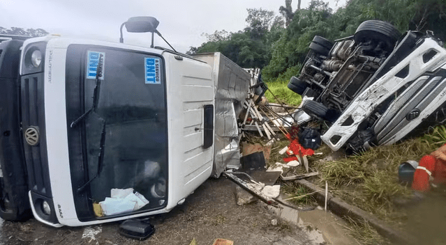 Saída dupla de pista envolvendo caminhões é registrada na BR-101