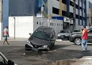 Carro cai em cratera na Zona Sul de Aracaju