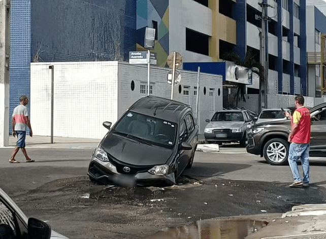 Screenshot 2026-08-18 at 11-38-34 Carro cai em cratera na Zona Sul de Aracaju G1
