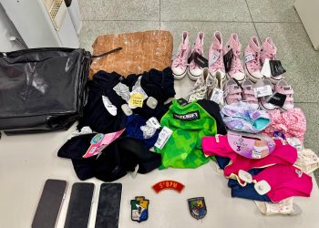Três pessoas são presas com produtos suspeitos de furto e materiais usados para burlar alarmes