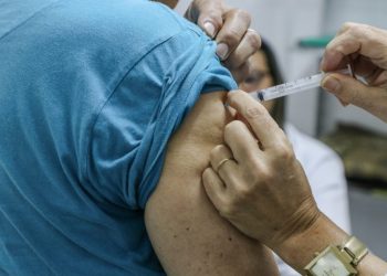 Sergipe amplia vacinação com pneumo 20 para pessoas com 85 anos ou mais