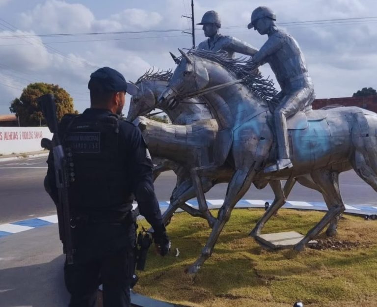 Homem é preso após pichar monumento da vaquejada na entrada de Lagarto