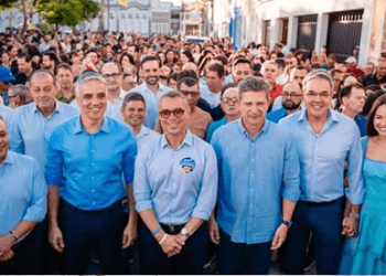 Ao lado de lideranças políticas, Fábio Reis e Sérgio Reis participam de procissão em Lagarto