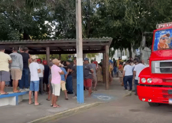 Familiares e amigos se despedem em Sergipe de caminhoneiro morto em acidente na BR-101na Bahia