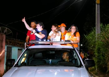 Ao lado de Hilda, Gustinho mobiliza multidão e mostra força em Lagarto