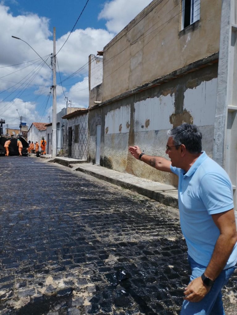 Prefeito Sérgio Reis acompanha avanço de obras de pavimentação no bairro Ademar de Carvalho