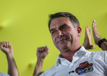 Flávio Bolsonaro recebe apoio de partidos e fala em mudar Constituição