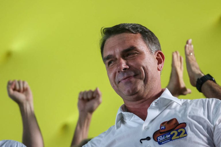 Flávio Bolsonaro recebe apoio de partidos e fala em mudar Constituição