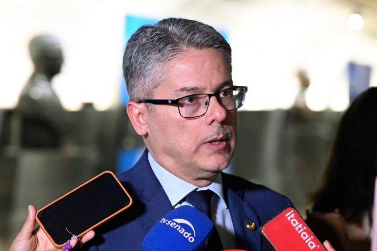 Alessandro Vieira anuncia voto favorável ao fim da escala 6×1