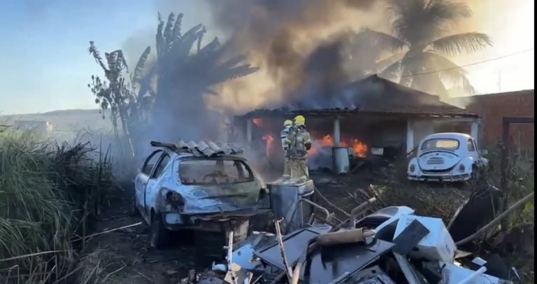 Incêndio em área de vegetação atinge residência em Lagarto