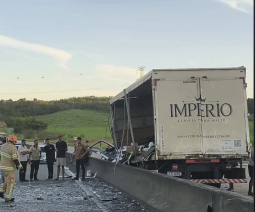 Caminhão carregado de cerveja tomba na BR-101 e deixa motorista ferido em Japaratuba