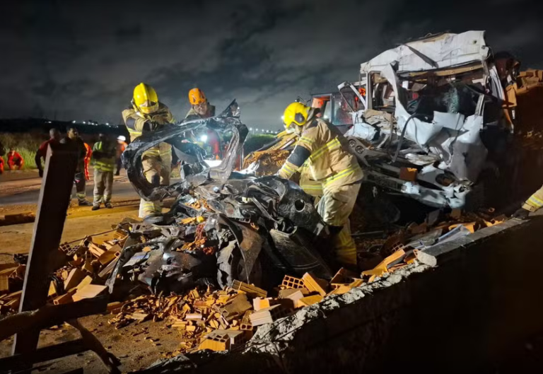 Acidente entre carreta, caminhão e carro deixa dois mortos na BR-101 em Nossa Senhora do Socorro