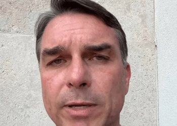 PF apura se Flávio Bolsonaro teria deixado o país rumo aos EUA
