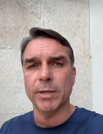 Screenshot 2026-10-27 at 09-35-02 116726543-flavio-bolsonaro-faz-uma-live-para-falar-das-eleicoes-e-de-sua-enteega-de-passaporte-p.jpg (imagem JPEG 888 × 1582 pixels) - Redimensionada (40%)