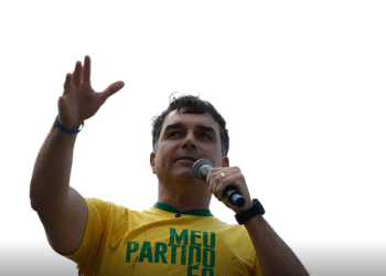 Aliado de Trump diz que Flávio Bolsonaro chegou aos EUA