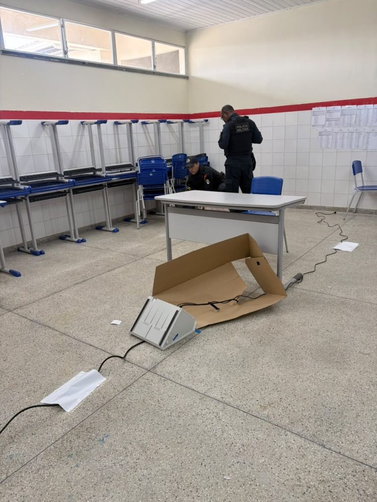 Mulher é conduzida à delegacia após danificar a cabine de votação e a urna eletrônica