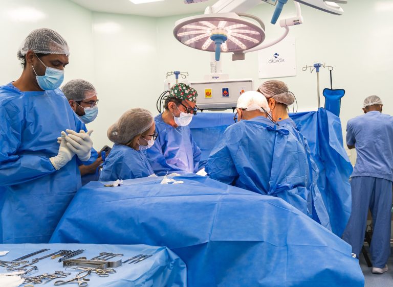 Hospital de Cirurgia recebe grupo nacional especializado para cirurgia de malformação rara em criança