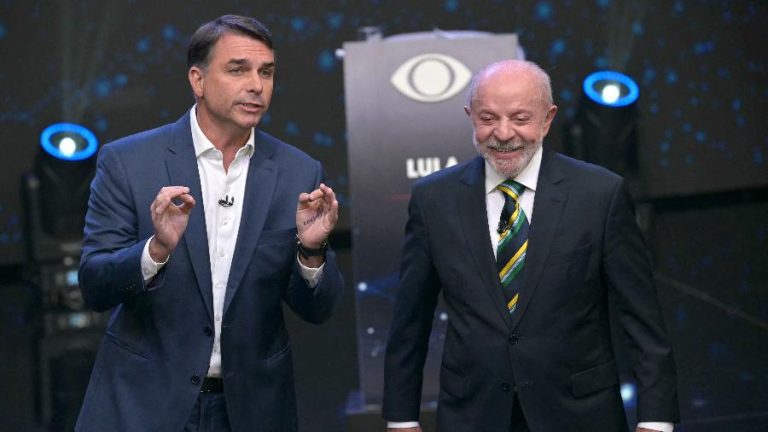 Flávio e Lula trocam ataques e citam Luchsinger, Vorcaro e SUS no 1º debate